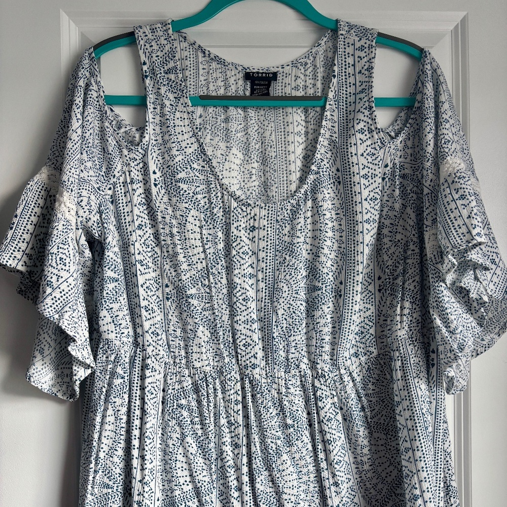 TORRID Blue/White Geometric Cold Shoulder Top